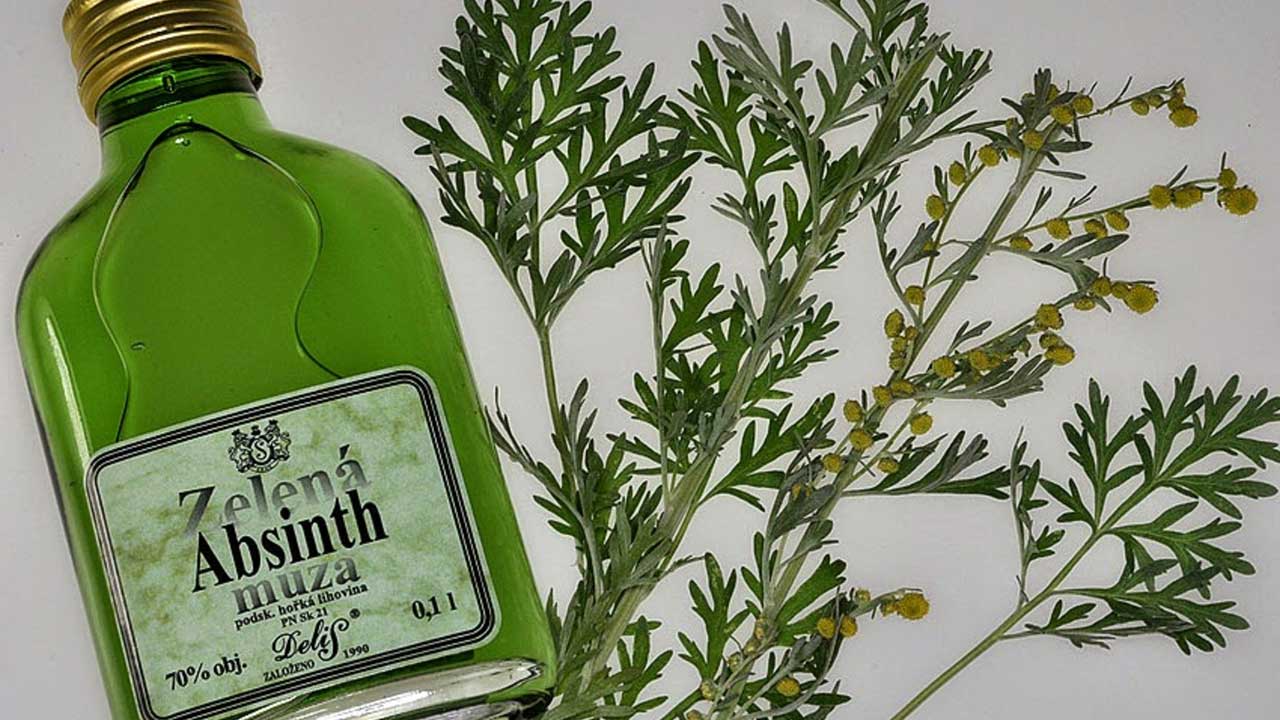 13. yüzyılda Hristiyan Carthusian (Şartrö) keşişleri tarafından, Fransa’da Chartreuse Dağları’ndaki Grand Chartreuse manastırında yapılmaya başlanan içki hâlâ sadece orada üretiliyor.