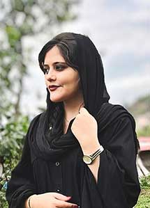 İran’da ahlak polisi tarafından ‘başörtüsünü kurallara uygun takmadığı’ gerekçesiyle gözaltına alındıktan sonra fenalaşarak hastaneye kaldırılan ve ardından hayatını kaybeden 22 yaşındaki Mahsa Amini, tüm dünyayı ayağa kaldırdı.