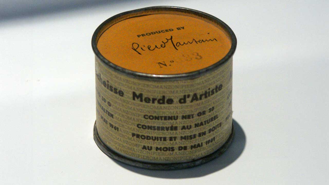 Piero Manzoni’nin “Sanatçı Boku” (Merde d’artista) adlı anti-sanat eseri.