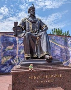 Mirza Uluğ bey anıtı